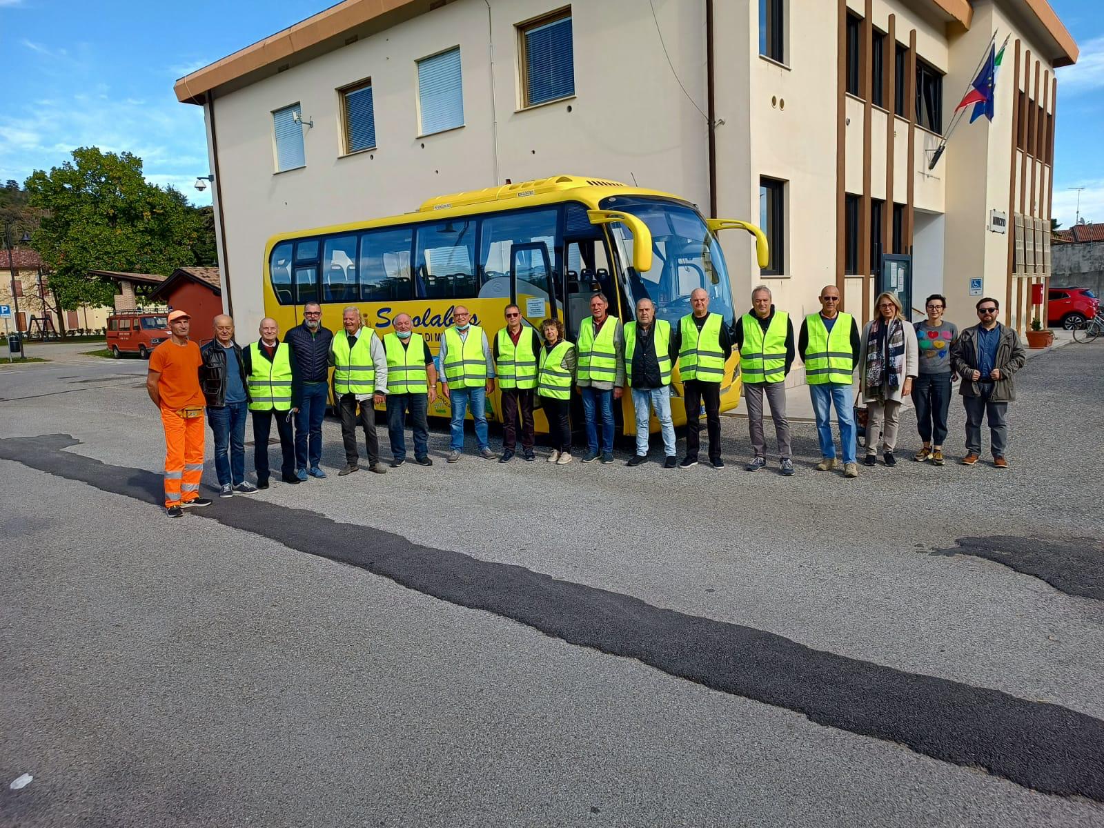 Immagine per Nonni sullo scuolabus a Medea, giubbotto e logo dedicato